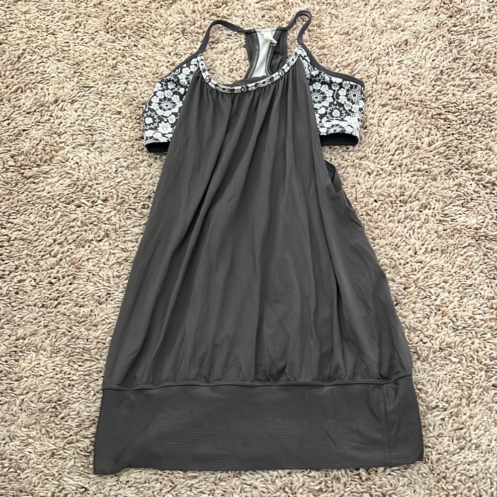 Lululemon size 6 tank with built in sports bra grey and flowers